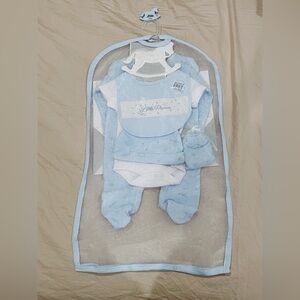 Rock a Bye Baby Boutique 5 piece hanging gift set (2 bodysuits, hat, mitts, bib)